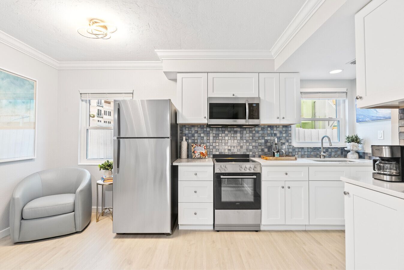 Een koelkast, een magnetron, een oven, een kookplaat