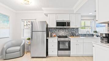 Een koelkast, een magnetron, een oven, een kookplaat