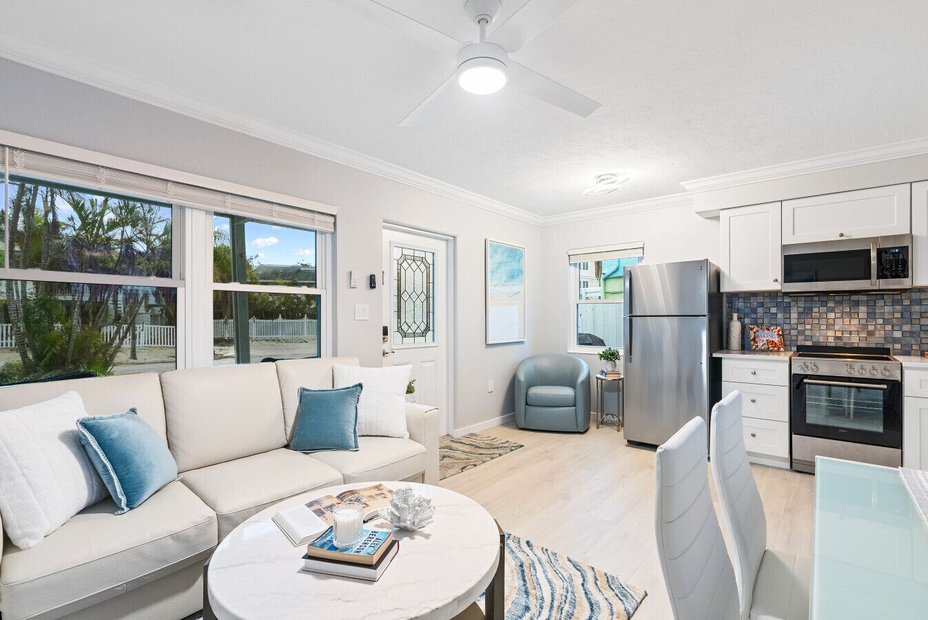 Smart TV, libros, videoteca y estéreo 