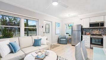 Een smart-tv, boeken, een filmbibliotheek en een stereo