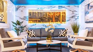 Een smart-tv, een open haard, boeken en een filmbibliotheek