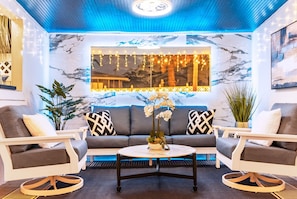 Een smart-tv, een open haard, boeken en een filmbibliotheek