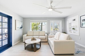 Smart TV, fireplace, books, video library - Private Heated Pool - 100 Steps to Beach Access - 5-min walk to Siesta Key Village (Siesta Key)