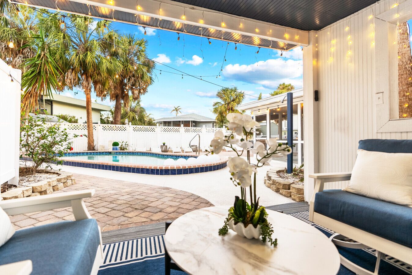 Een buitenzwembad, een verwarmd zwembad