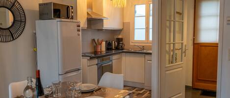 Een koelkast, een magnetron, een oven, een kookplaat