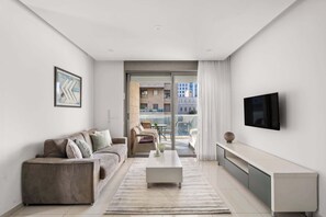 TV, offices - Spacious Downtown Retreat with Terrace and Parking (Jerusalem)