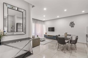 Dining - Spacious Downtown Retreat with Terrace and Parking (Jerusalem)