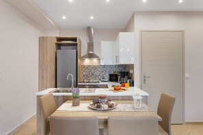 Kühlschrank, Mikrowelle, Ofen, Geschirrspüler