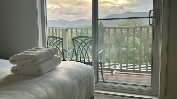 2 bedrooms, iron/ironing board, free WiFi - Villa  2br Mountain View Retreat Villa located within Cypress Lakes Resort (Pokolbin)