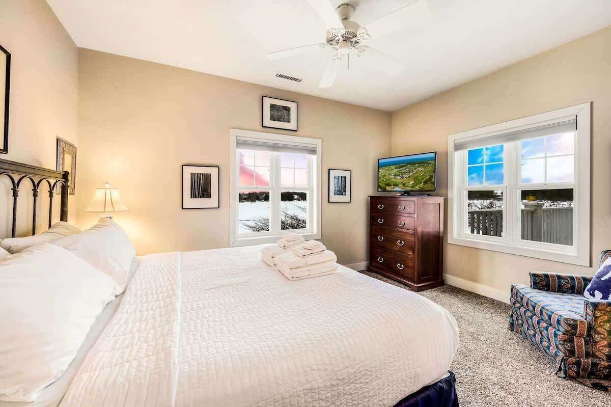 2 soverom, strykejern/-brett, wi-fi (mot et tillegg) og sengetøy