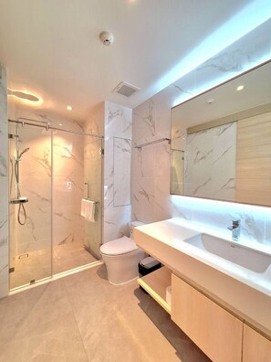 Douche, sèche-cheveux, serviettes fournies, savon