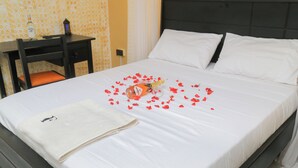 Deluxe Room, 1 Queen Bed, Patio - Fuego Hotel (Kampala)