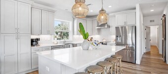 Your Summer Haven, Pool, Games, Near Beach!