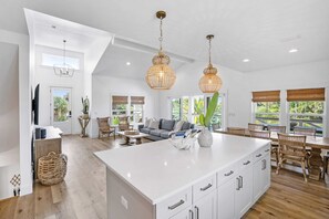 Televisio, videopelejä, työhuone