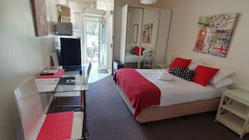 Economy Studio, Multiple Beds, Kitchenette, Poolside