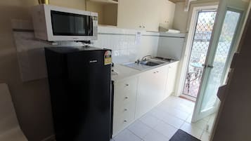 Estudio económico, varias camas, cocineta, junto a la alberca | Cocina privada | Frigobar, microondas, tetera eléctrica y tostadora