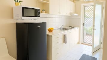 Economy Studio, Multiple Beds, Kitchenette, Poolside | Private kitchen | Mini-fridge, microwave, electric kettle, toaster
