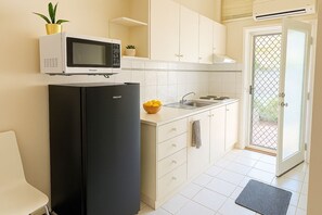 Economy studio, Meerdere bedden, kitchenette, aan het zwembad | Privékeuken | Een minikoelkast, een microgolfoven, een waterkoker, een broodrooster