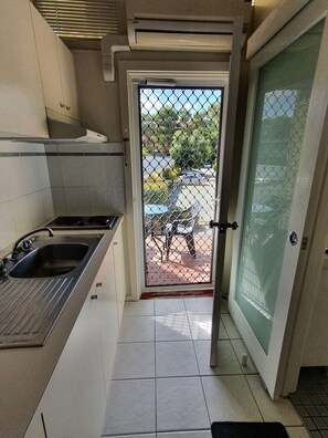 Economy Studio, Multiple Beds, Kitchenette, Poolside | Private kitchen