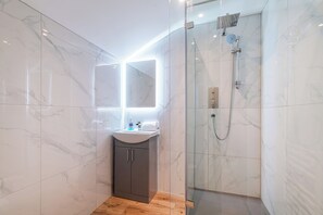 Rainfall showerhead, free toiletries, hair dryer, towels