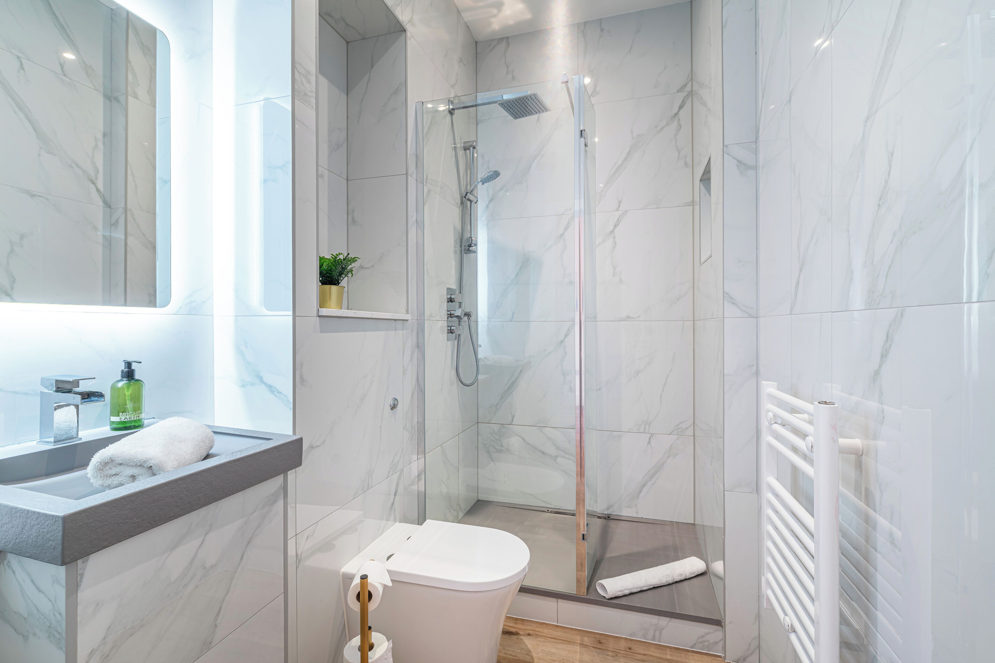 Regendusche, kostenlose Toilettenartikel, Haartrockner, Handtücher