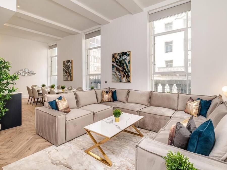 Penthouse 5 (Three-bedroom duplex) | Área de estar | Smart TV 50 polegadas com canais digitais