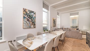 Penthouse 5 (Three-bedroom duplex) | Vardagsrum | 50-tums smart-tv med digitalkanaler