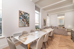 Penthouse 5 (Three-bedroom duplex) | Área de estar | Smart TV 50 polegadas com canais digitais