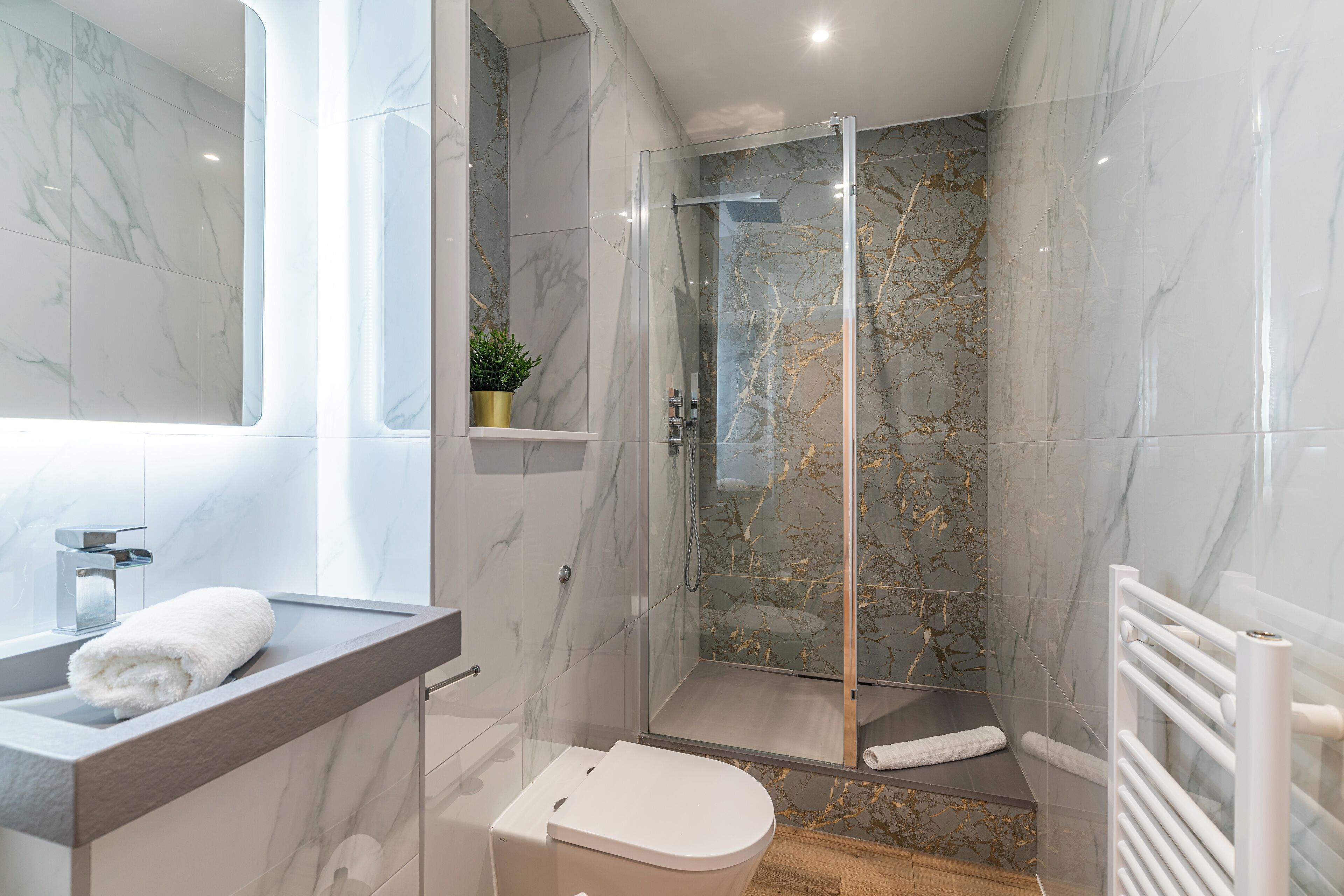 Chuveiro com efeito de chuva, produtos de toalete grátis