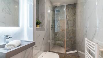 Een regendouche, gratis toiletartikelen, een haardroger, handdoeken