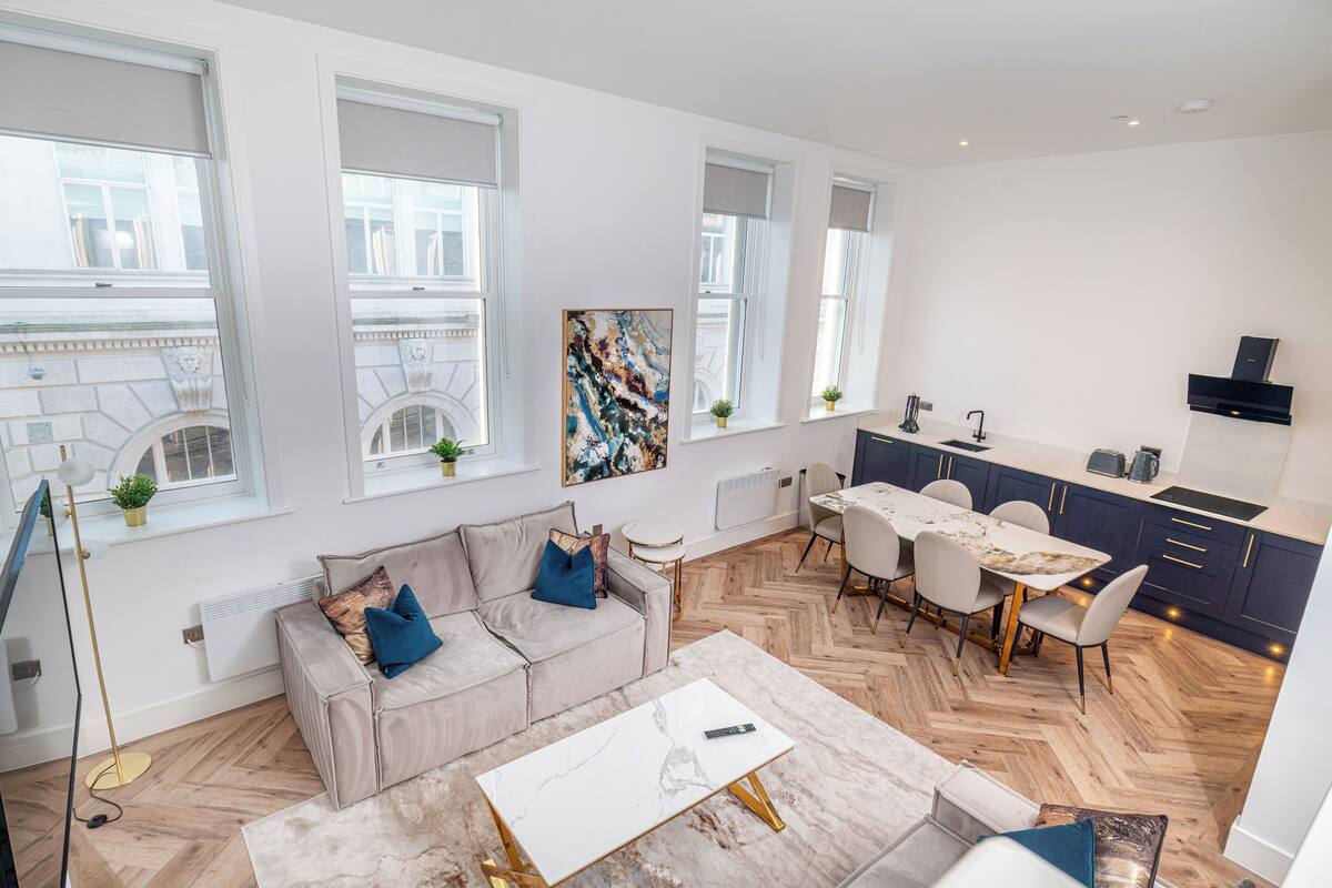 Un apartamento moderno con sala de estar, comedor y cocina.