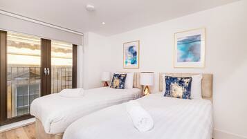 3 slaapkamers, een bureau, een laptopwerkplek, verduisterende gordijnen