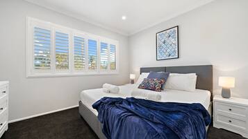 4 bedrooms, desk, free WiFi, bed sheets
