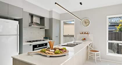 Stay 7, pay 5 these school holididays- beach/cafes