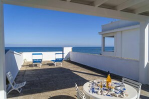Casa estándar, varias habitaciones (Villetta Meraviglia With Garden Sea) | Restaurante al aire libre
