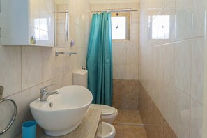 Standard House, Multiple Bedrooms (Villetta Meraviglia With Garden Sea) | Bathroom | Shower, hair dryer, bidet, towels - Villetta Meraviglia With Garden Sea View (Melendugno)