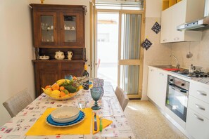 Kjøleskap, ovn, kokeplater og kaffetrakter/tekoker