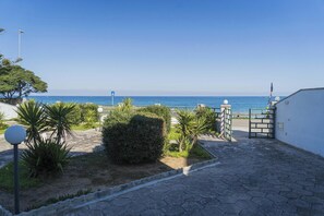 Standard House, Multiple Bedrooms (Villetta Meraviglia With Garden Sea) | Property grounds - Villetta Meraviglia With Garden Sea View (Melendugno)