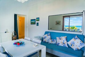 Standaard huis, meerdere slaapkamers (Villetta Meraviglia With Garden Sea) | Woonruimte | Een 21-inch flatscreentelevisie met digitale zenders
