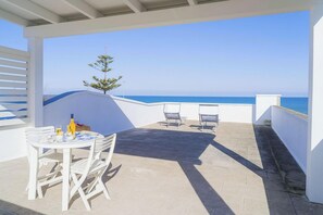 Outdoor dining - Villetta Meraviglia With Garden Sea View (Melendugno)