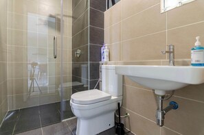 Douche, séchoir à cheveux, savon, shampooing