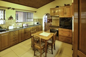 Comfort-Haus | Eigene Küche | Großer Kühlschrank, Mikrowelle, Ofen, Herdplatte