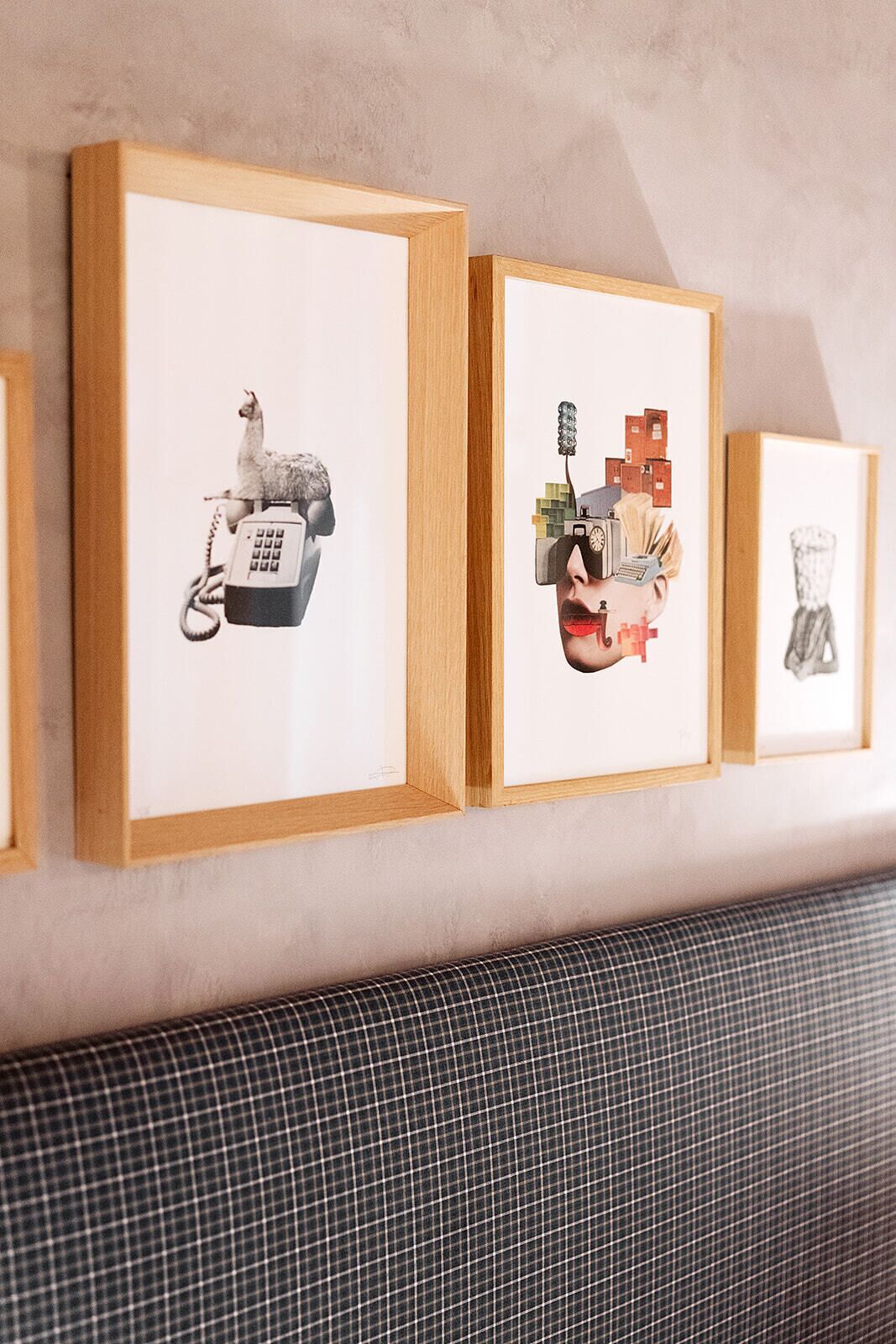 Tres obras de arte enmarcadas en una pared, cada una mostrando diseños abstractos distintos.