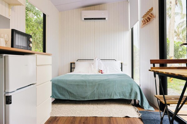 1 bedroom, bed sheets