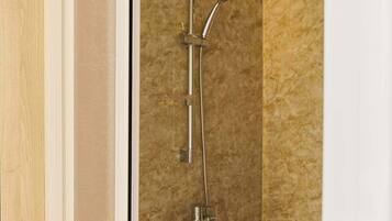 Een douche, een haardroger, handdoeken