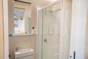 Shower, hair dryer, towels - Magic Mena Rainforest Retreat by Tiny Away (Mena Creek)
