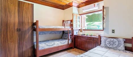 5 habitaciones, tabla de planchar con plancha, wifi y ropa de cama
