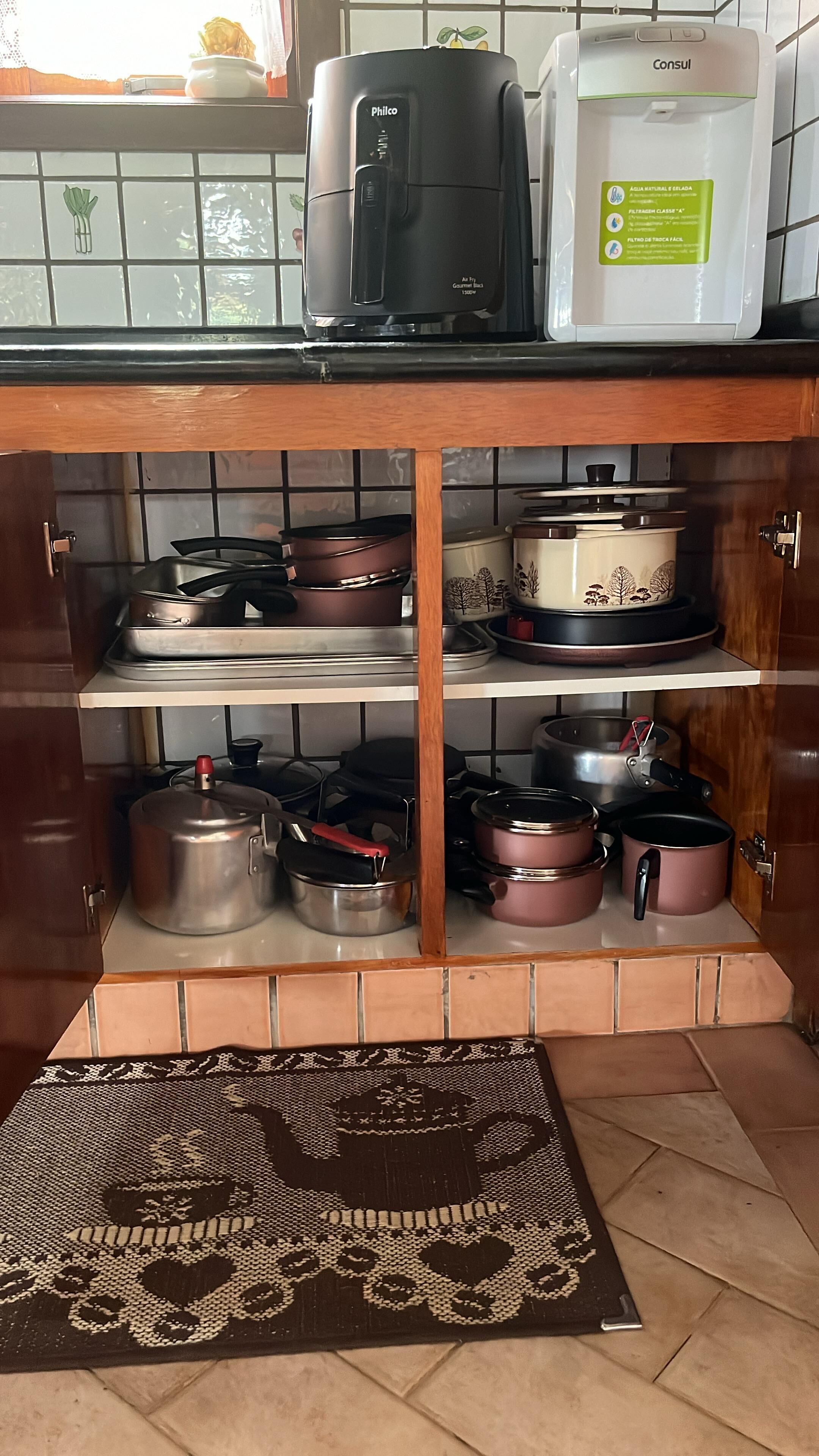 Wasserkocher mit Kaffee-/Teezubehör, Kühlschrank, Mikrowelle, Ofen