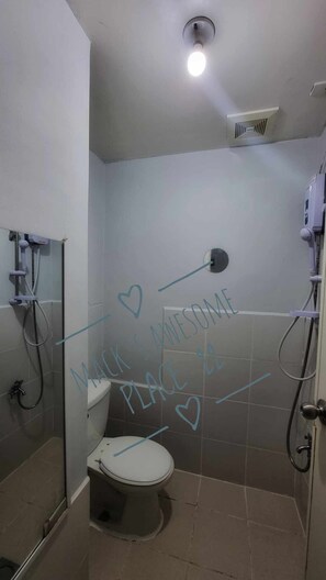 Basic Studio | Bathroom | Shower, rainfall showerhead, free toiletries, slippers - MACK'S AWESOME PLACE 715 (Mandaluyong)