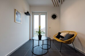 43-英寸智能电视（配备数码频道）、Netflix、流媒体服务